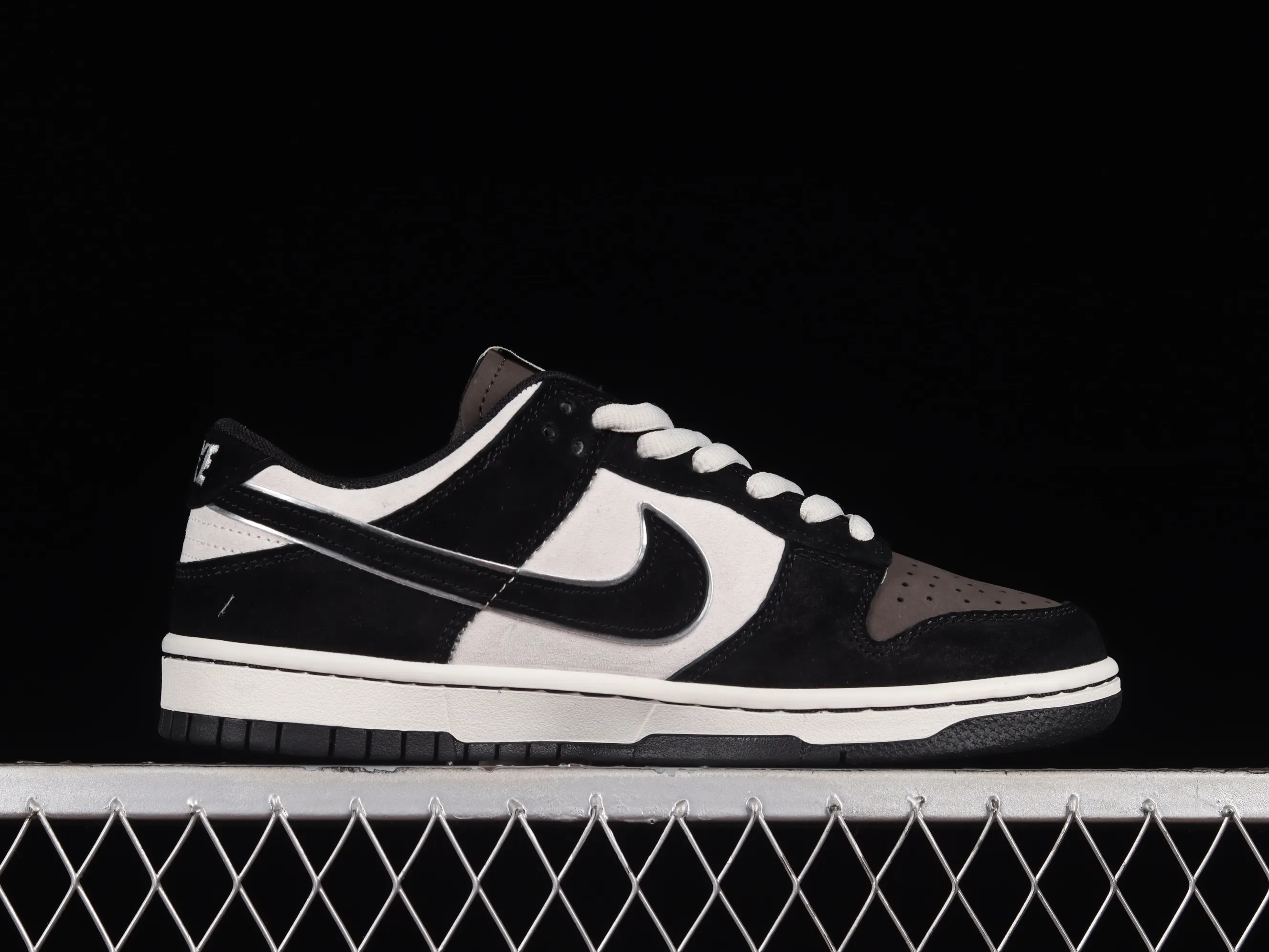 All Categories Nk SB Dunk Series Nk SB Dunk Low Low-top sneakers Otomo Katsuhiro x Nk SB Dunk Low "Steamboy OST" Otomo Katsuhiro co-branded SB low-top sports and leisure sneakers LF0039-033